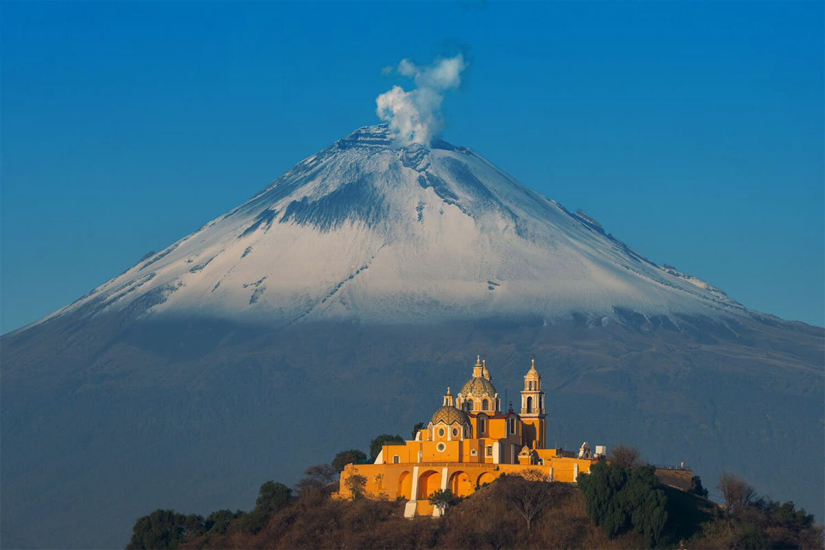 Cholula con el Popocatépetl de fondo