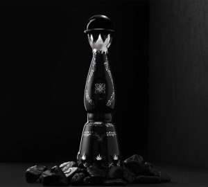 botella de tequila premium sobre superficie oscura