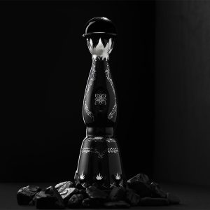 botella de tequila premium sobre superficie oscura
