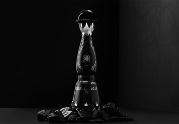 botella de tequila premium sobre superficie oscura