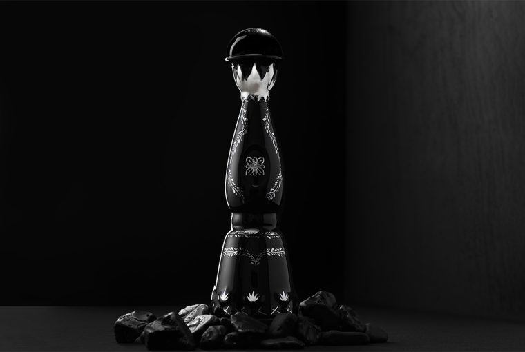 botella de tequila premium sobre superficie oscura