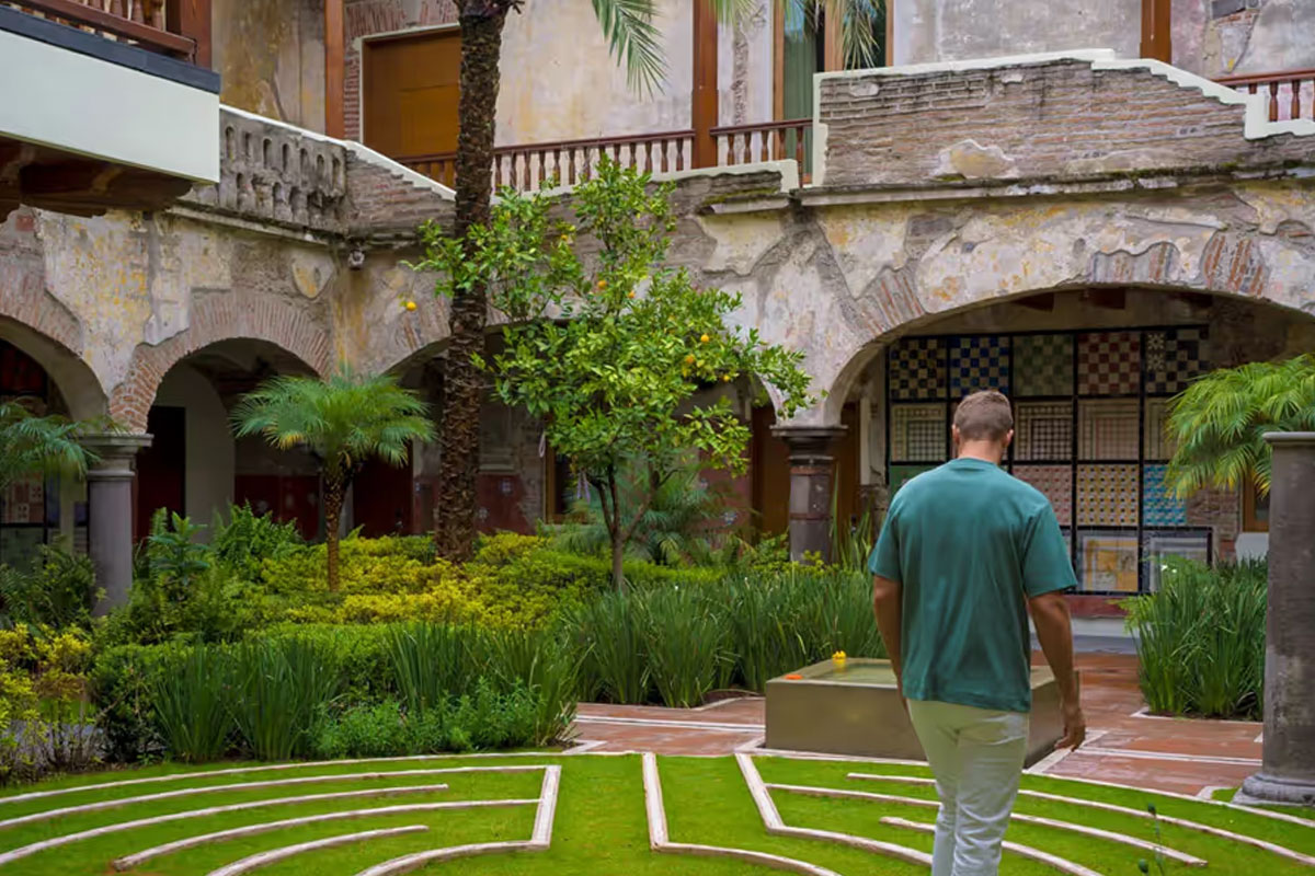 patio interior de hotel boutique colonial en Puebla