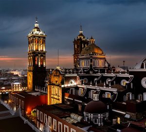 centro histórico de Puebla con catedral y arquitectura barroca colonial