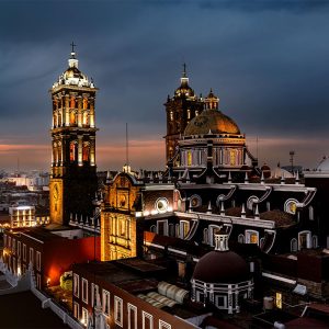 centro histórico de Puebla con catedral y arquitectura barroca colonial