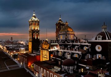 centro histórico de Puebla con catedral y arquitectura barroca colonial