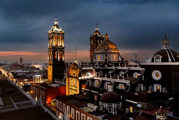 centro histórico de Puebla con catedral y arquitectura barroca colonial