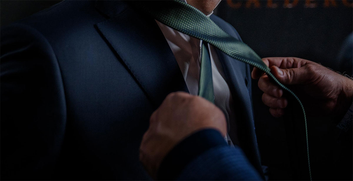 detalle de corbata verde con motivos prehispánicos del traje Calderoni selección mexicana