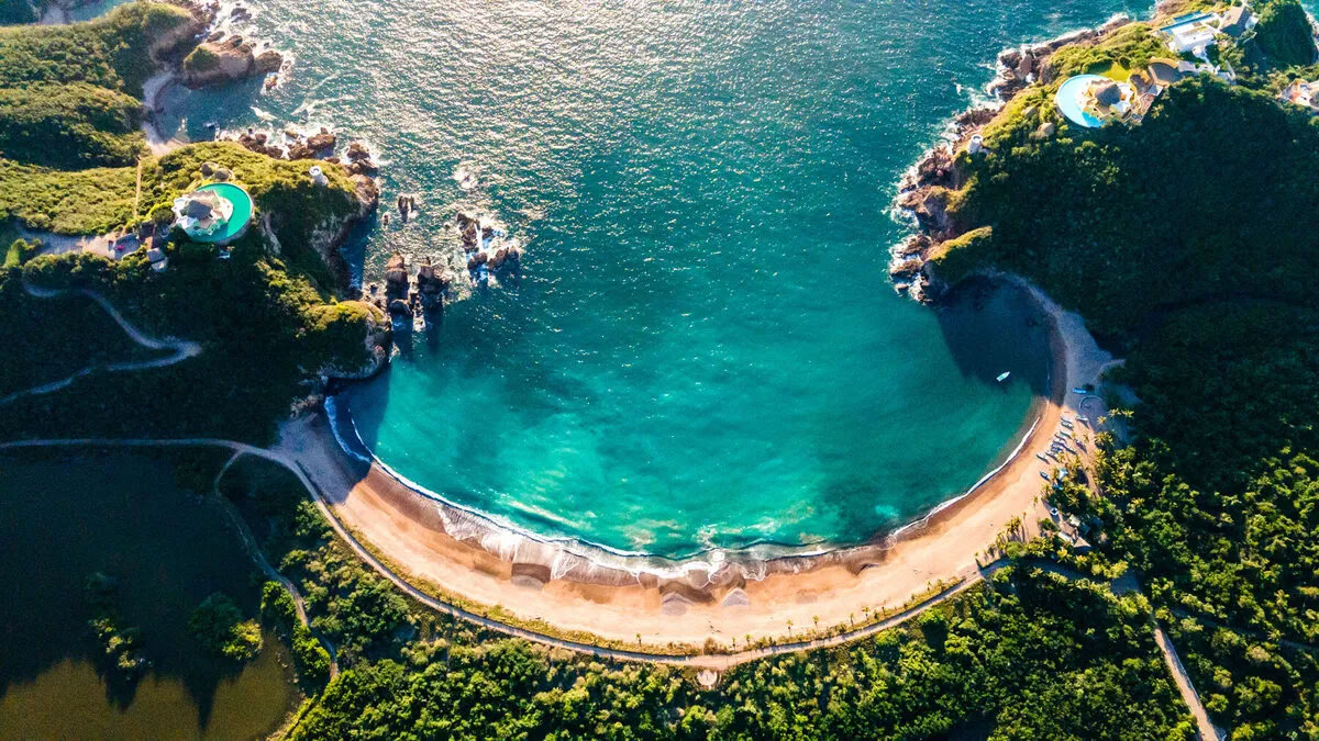 acantilados y playa privada Costa Alegre Jalisco México