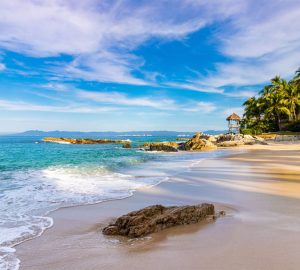playa mexicana de aguas turquesas y arena sin turistas