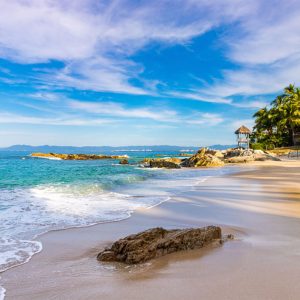 playa mexicana de aguas turquesas y arena sin turistas