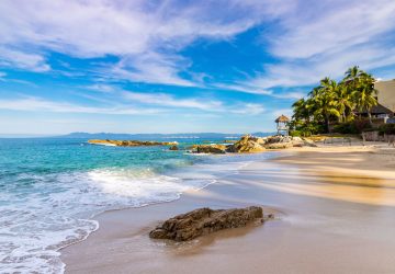 playa mexicana de aguas turquesas y arena sin turistas