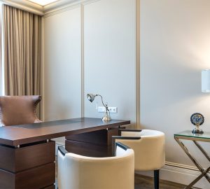 Estudio masculino moderno con escritorio de madera y diseño elegante