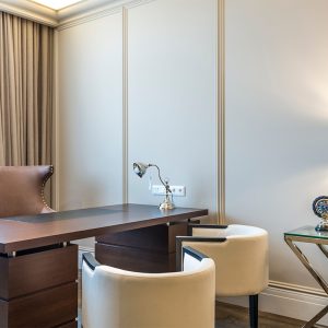 Estudio masculino moderno con escritorio de madera y diseño elegante