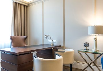 Estudio masculino moderno con escritorio de madera y diseño elegante