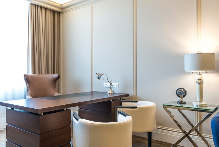 Estudio masculino moderno con escritorio de madera y diseño elegante