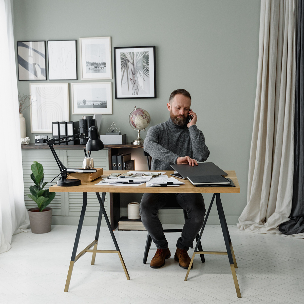 Estudio masculino con decoración minimalista y mobiliario de diseño