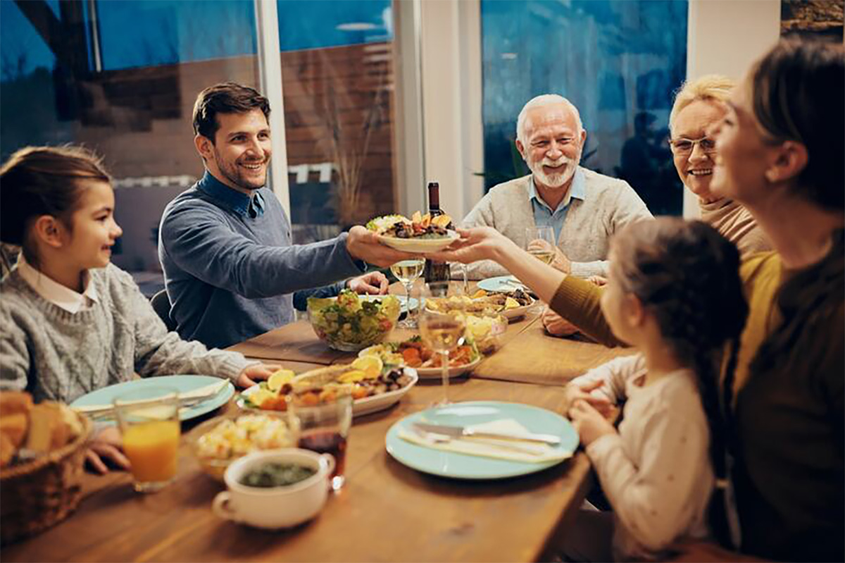 familia compartiendo una comida especial