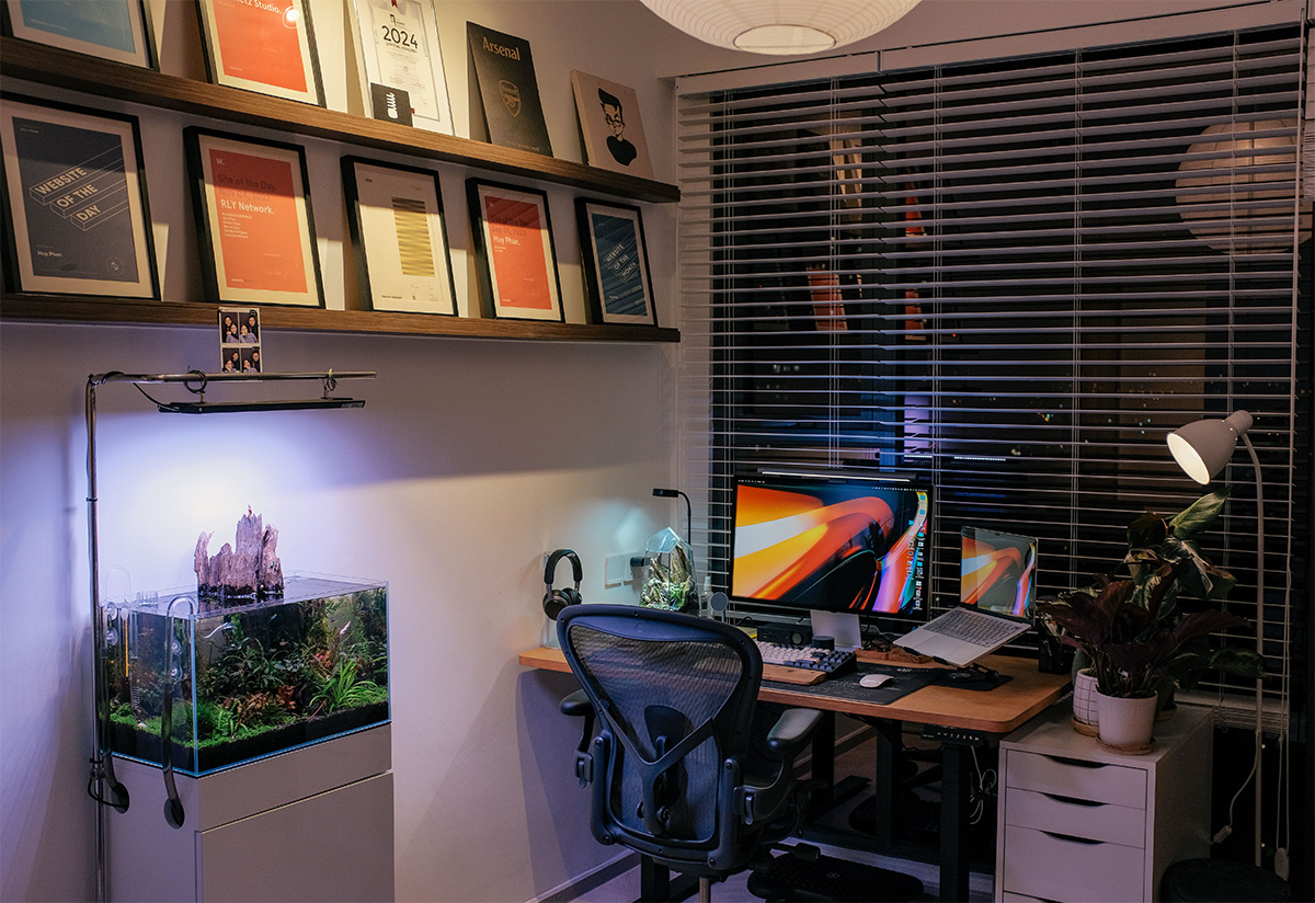 Iluminación cálida y estratégica en estudio residencial