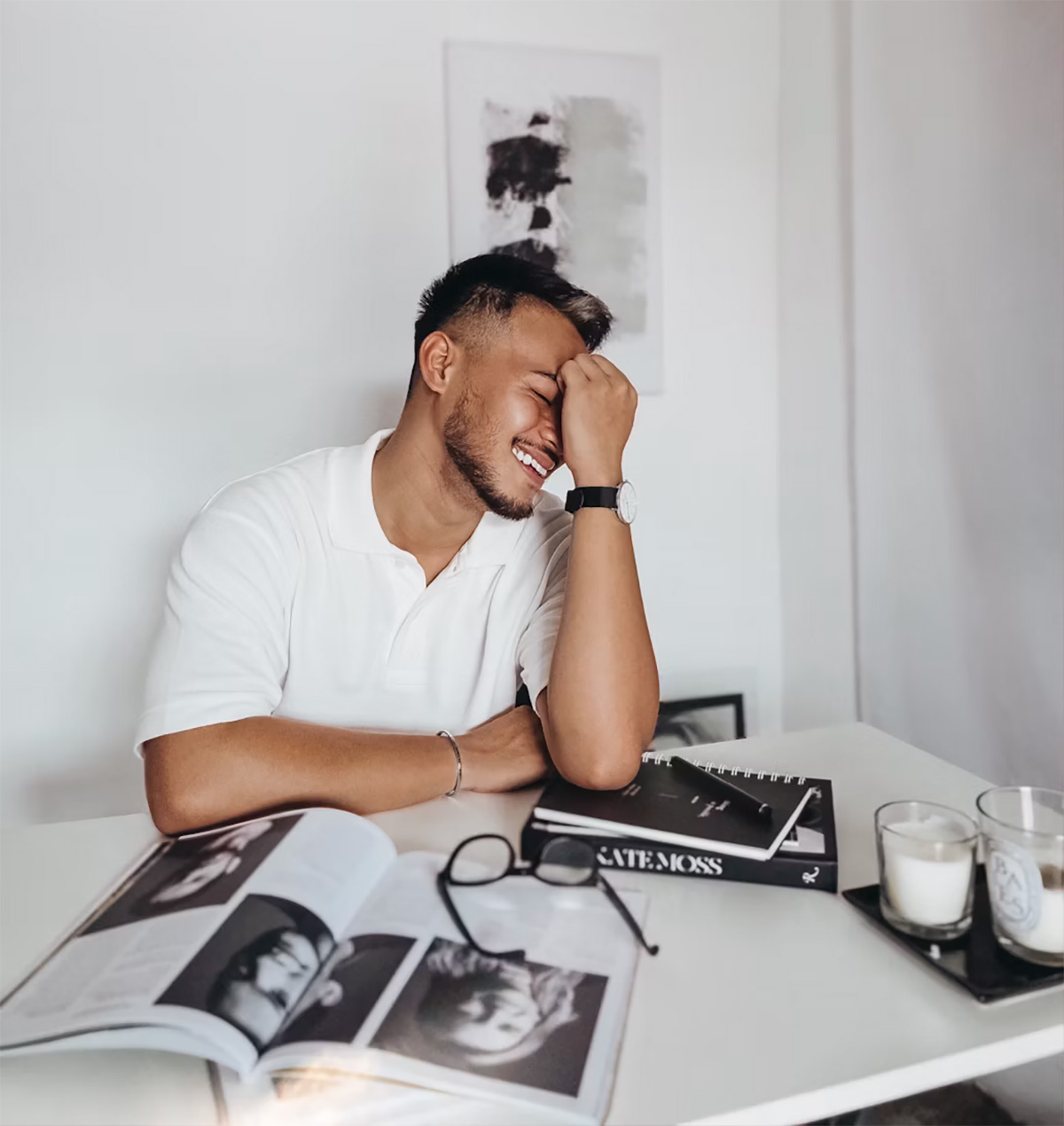 hombre revisando libros de diseño y fotografía