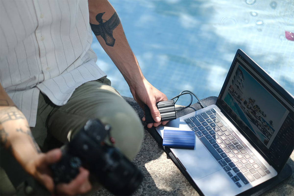 hombre utilizando dispositivos tecnológicos modernos