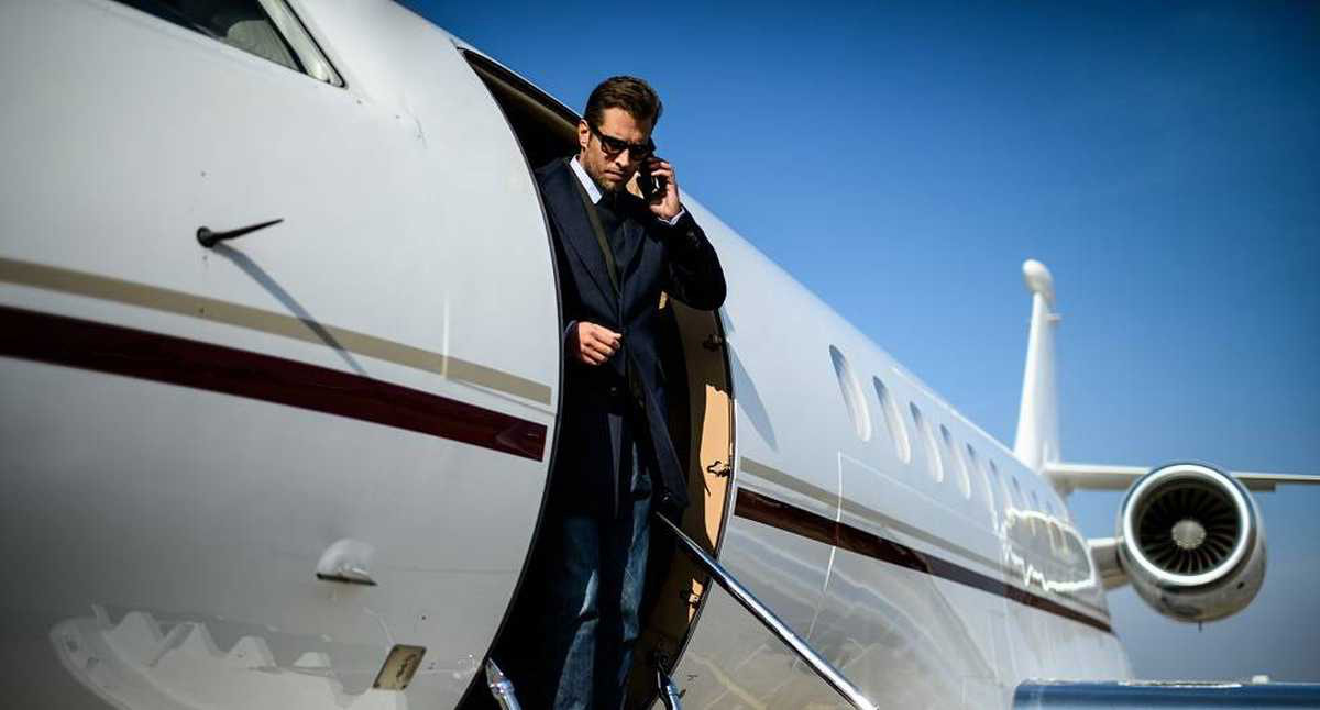 viajero elegante en avión