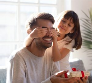 hombre recibiendo un regalo en de su hija