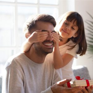 hombre recibiendo un regalo en de su hija