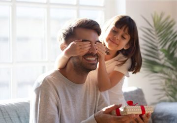 hombre recibiendo un regalo en de su hija