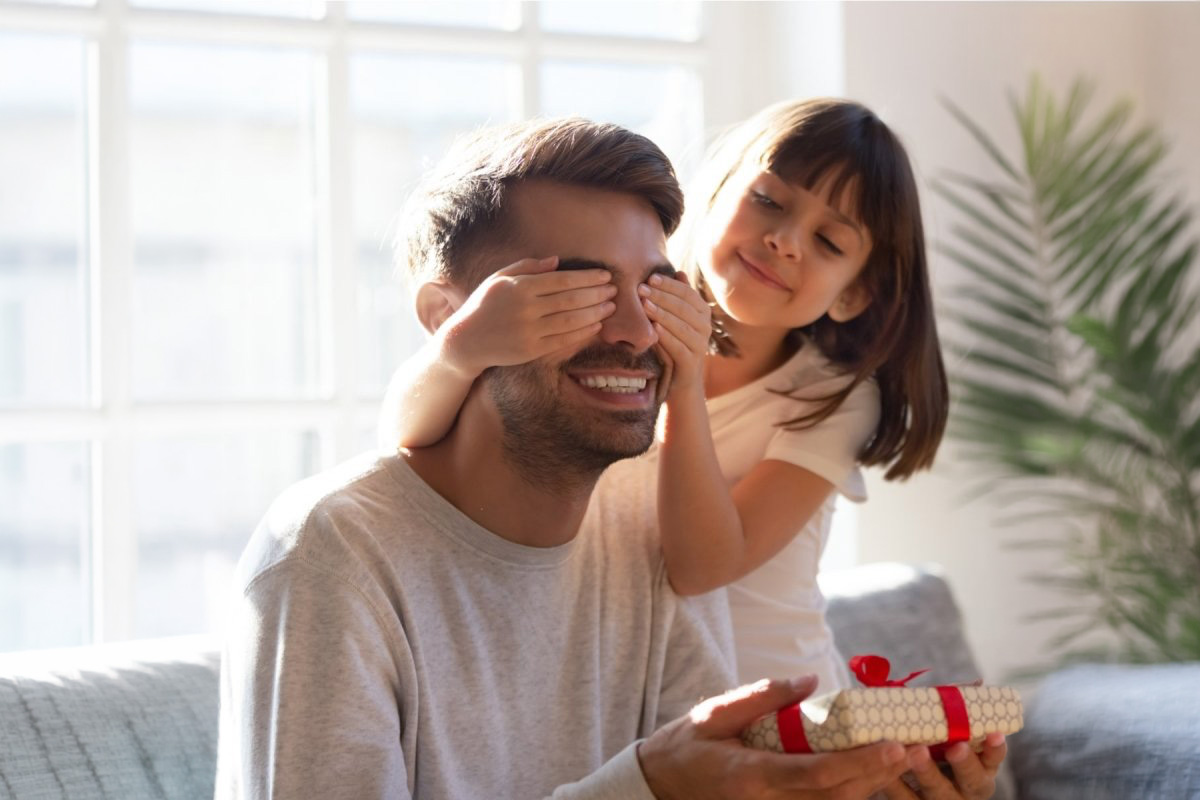hombre recibiendo un regalo en de su hija
