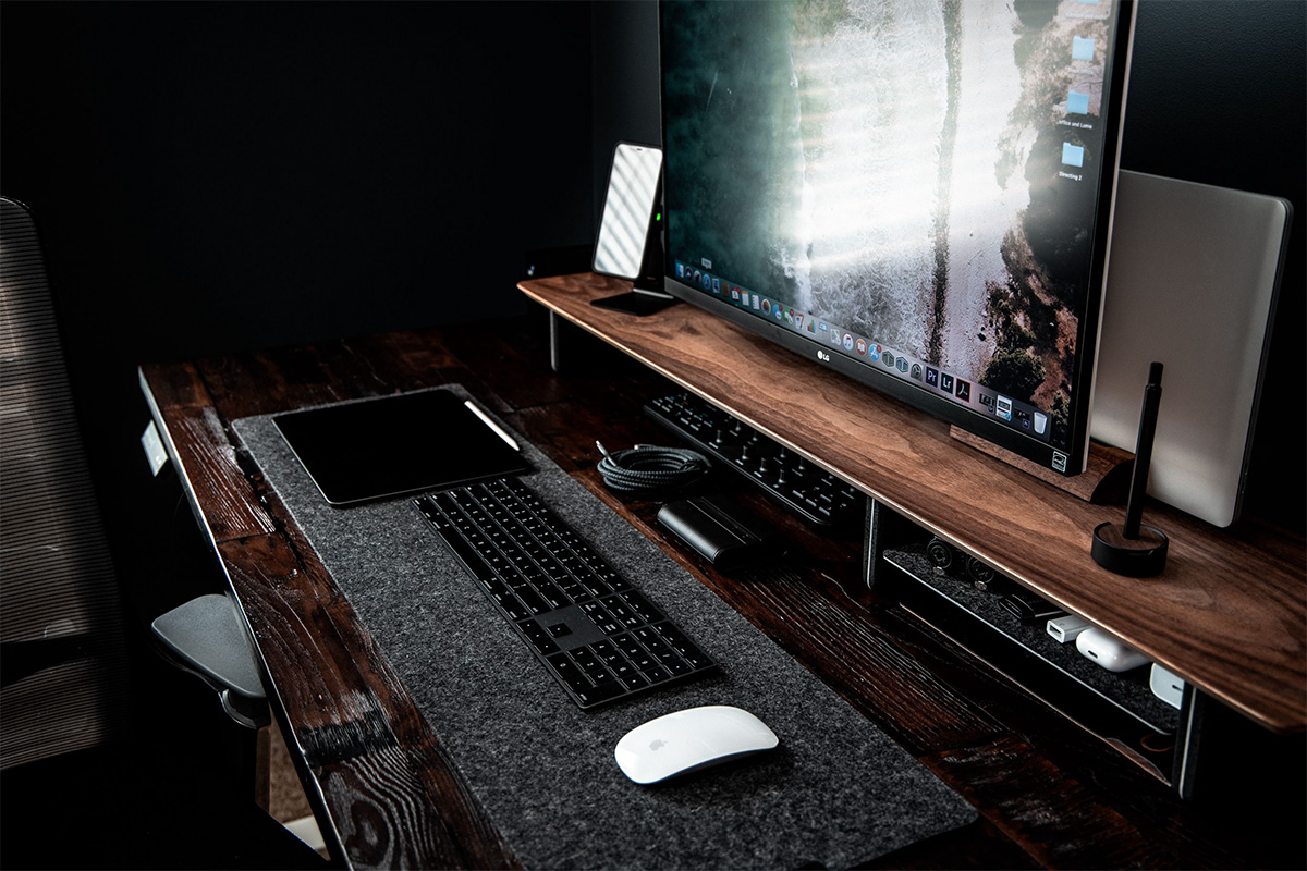 Espacio de trabajo con tecnología integrada y cables ocultos