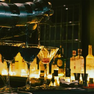 cocteles sobre barra iluminación tenue bar elegante coctelería de autor